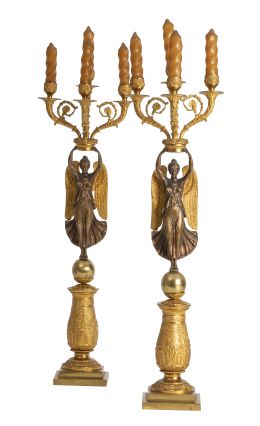595.  Pareja de candelabros de estilo Carlos X de bronce patinado y bronce dorado con figuras femeninas aladas.Francia, S. XX.