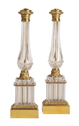 599.  Pareja de lámparas de cristal tallado y bronce dorado.Francia, S. XX.
