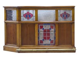 704.  Mueble bar de madera con vidrieras de cristal transparente, azul y rojo.S. XX.