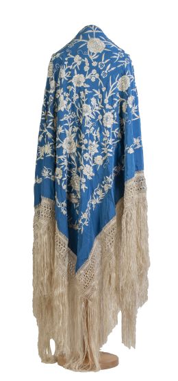 1142.  Mantón de "Manila" en seda azul con peonías y flores bordadas en hilo blanco.S. XX.
