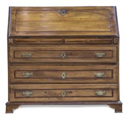 561.  Bureau Carlos IV de madera de nogal y marquetería.Trabajo levantino, finales del S. XVIII - principios del S. XIX.