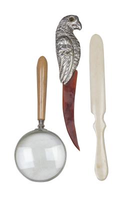 1229.  Lote de: lupa con mango de madera, abrecartas de hueso y abrecartas con pájaro de metal y pasta.Principios del S. XX.