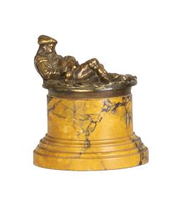 1149.  Tintero con tapa de un hombre dormido de bronce.Francia, S. XIX.