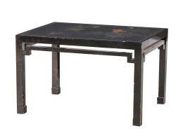 1377.  Mesita de centro de madera lacada con peonias y un pájaros.China, S. XX.