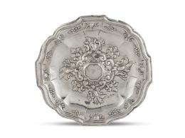 1165.  Bandeja de plata en su color repujada. Con marcas.Francisco Repiso y B de Gálvez y Aranda, Córdoba, 1771.