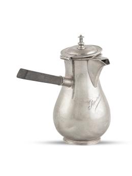 1327.  Chocolatera de plata con mango de madera e inscripción "Rosario".Con marcas de Londres, 1889; comercializado por Gethen Madrid. 