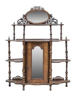 754.  Aparador de madera tallada y torneada de nogal y cristal.Inglaterra, finales del S. XIX.