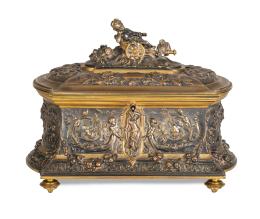 1227.  Joyero de bronce de estilo renacentista, con una alegoría en bulto en la tapa.Posiblemente trabajo francés, segunda mitad del S. XIX.