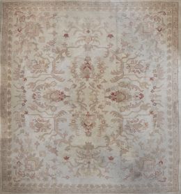 631.  Alfombra en lana con campo beige de tipo Cuenca.