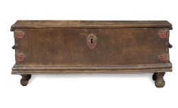 531.  Arcón de tapa plana de madera de nogal.Trabajo castellano, S. XVII.