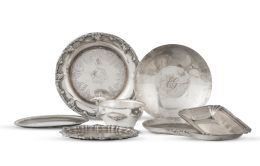 1243.  Lote de siete ceniceros y bandejitas de plata.Formado por: uno circular con iniciales MB, uno circular con iniciales EG de ley 800, uno circular con marcas de Italia, uno ovalado, uno rectangular de ley 925, uno ovalado con borde repujado y otro de ley 800 con firma grabada.S. XX.