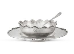 1234.  Azucarero sobre plato de plata de ley 800 con iniciales grabadas AL. Con marcas.Marinai, S. XX.