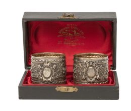 640.  Lote de dos servilleteros de plata y plata vermeille con nombres Paollo y Achilles.En su estuche de Giovanni Cavalleri, Milano.Italia, S. XX.