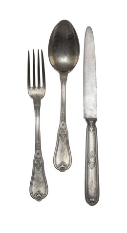 1214.  Juego de tres cubiertos de plata de ley 800 con iniciales AR grabadas, en su estuche. Con marcas. S. XX.