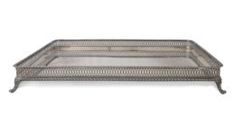 1224.  Bandeja de platas sobre patitas y périmetro calado.Con etiqueta de Aldao Joyería, S. XX.