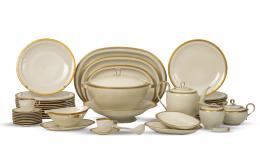 743.  Vajilla de porcelana esmaltada con filo dorado a fuego con cenefa de hojas y flores. Las marcas comprenden el periodo entre 1945 y 1977. Krautheim & Aldelberg, Selb Bavaria, Alemania, h. 1950-1960.