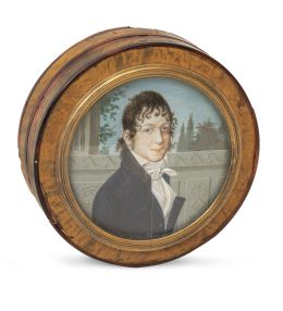 596.  Caja circular simulando madera de raíz y carey, con una miniatura enmarcada en bronce dorado de un retrato de un caballero, h. 1820-30.