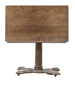 1350.  Atril de lectura, transformable en mesa, de madera tallada.Trabajo inglés, finales del S. XIX.