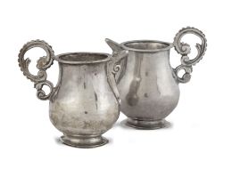 516.  Pareja de vinajeras en plata en su color.España, principios del S. XVIII.