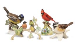 1074.  Lote de cuatro pájaros de porcelana esmaltada, con diferentes marcas entre ellas Rosenthal.S. XX.