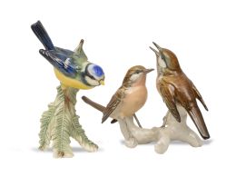 1073.  Lote de dos pájaros de porcelana esmaltada: uno con marcas de Volkstedt-Rudolstadt, Turingia de la manufactura de Karl Enz; otro con marcas de Goeble, Alemania, S. XX.