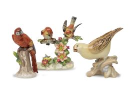 1075.  Lote de dos pájaros y un loro de porcelana esmaltada.Royal Adderley, Royal Dux y Nápoles, S. XX.