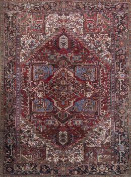 1142.  Alfombra Heriz en lana de campo rojo, con medallón central.Persia.