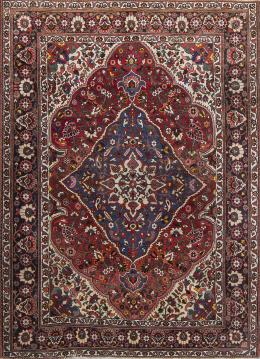 1137.  Alfombra en lana de campo blanco, azul y rojo, con medallón central y flores.Persia.