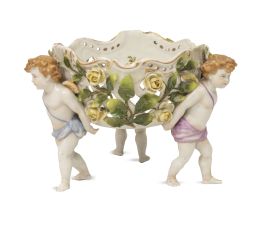 1203.  Centro de porcelana esmaltada y dorada con tres puttis.Plaue, Alemania, h. 1900.