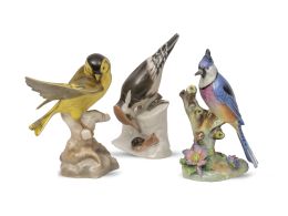 1071.  Lote de tres pájaros de porcelana esmaltada: dos de Rosenthal y uno inglés de Royal Adderley.S. XX.