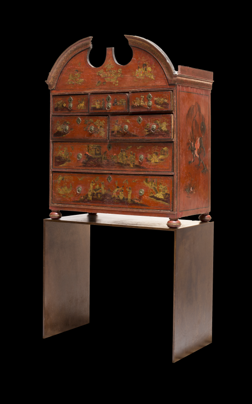 Cabinet Jorge II de madera lacada de rojo y dorada, decorad