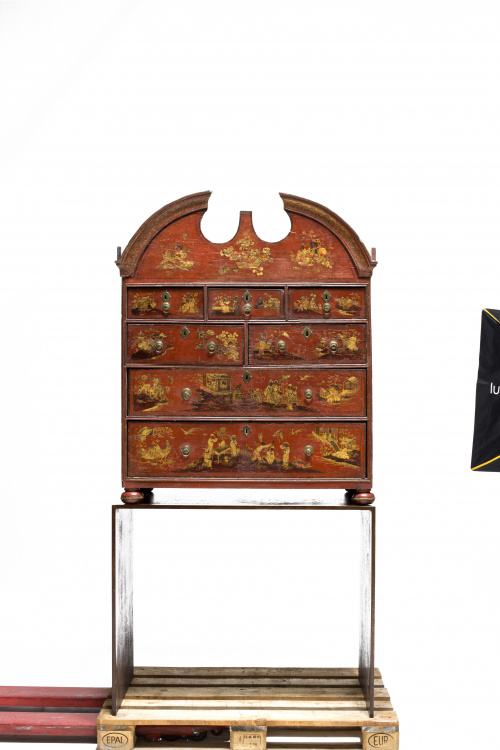 Cabinet Jorge II de madera lacada de rojo y dorada, decorad