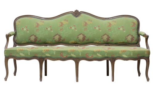 Sofá Carlos III de madera de nogal, con el escudo de los Me