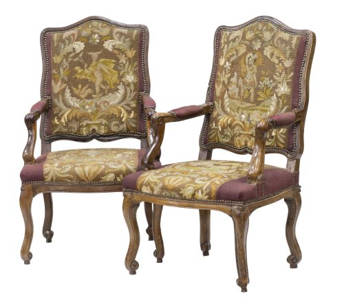 Pareja de butacas de madera de nogal, con tapicería de "pet