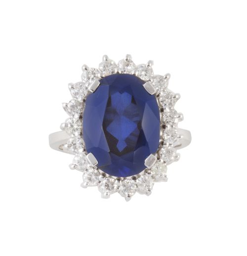 Sortija oval con zafiro sintético central orlado de brillan