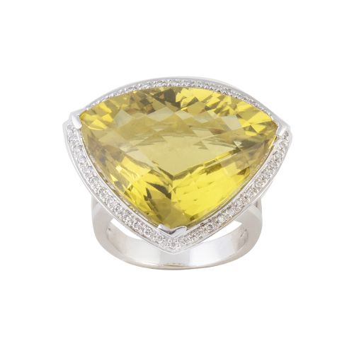 Sortija con gran cuarzo limón facetado en talla triangular,