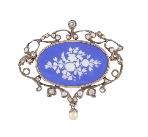 Broche oval ff. S. XIX con bouquet floral en porcelana de W
