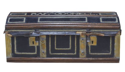 Arcón con alma de madera y piel tachonada con nombre Raf. O