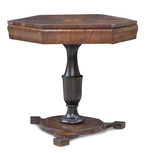 Velador de madera de caoba con marquetería en la tapa.Esp