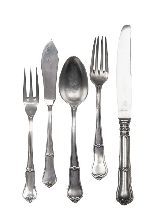 Cubertería de plata de doce servicios con decoración de nud