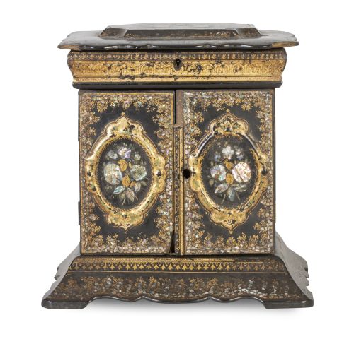 Joyero con forma de cabinet de madera lacada y dorada con a