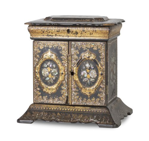 Joyero con forma de cabinet de madera lacada y dorada con a