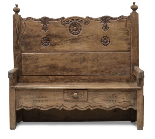 Banco de madera tallada, con decoración de flores.Trabajo