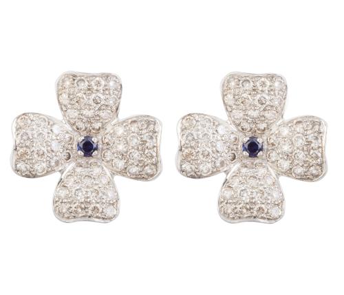 Pendientes flor con cuatro pétalos cuajados de brillantes y