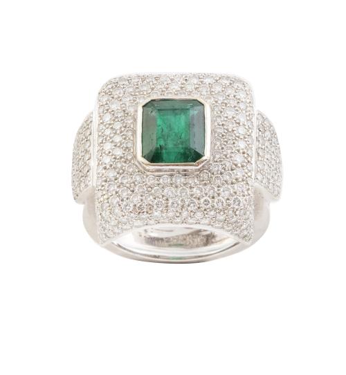 Sortija cuadrangular con esmeralda de 3,7 ct central en mar