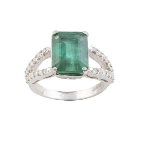 Sortija con esmeralda rectangular de 5,8 ct y brillantes en