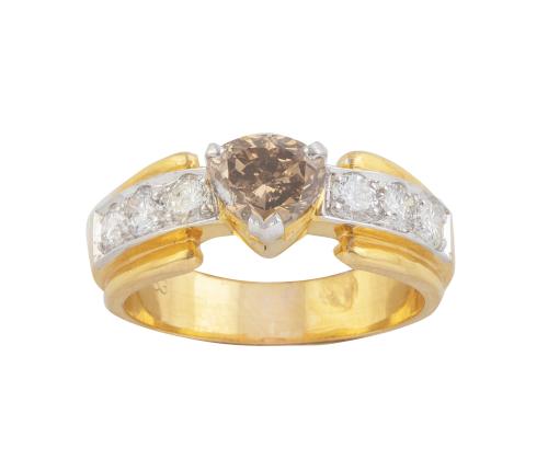 Sortija con diamante brown de talla triangular de 1 ct apro