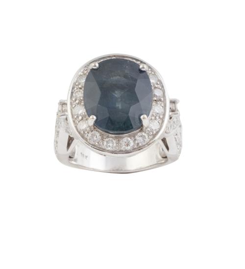 Sortija con zafiro oval de 12,85 ct orlado de brillantes, c