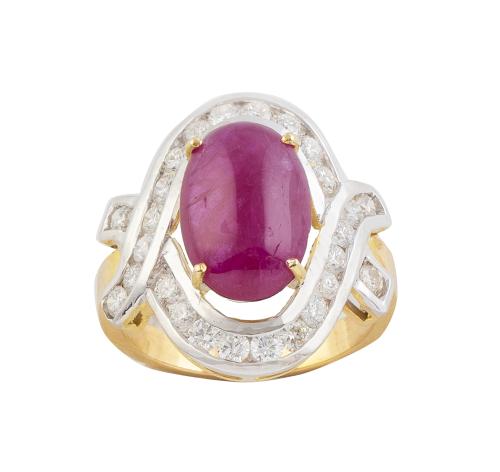 Sortija con cabuchón oval de rubí birmano de 4,11 ct, rodea
