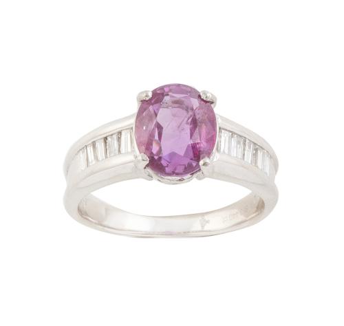 Sortija con rubí oval de 3,44 ct con diamantes talla baguet